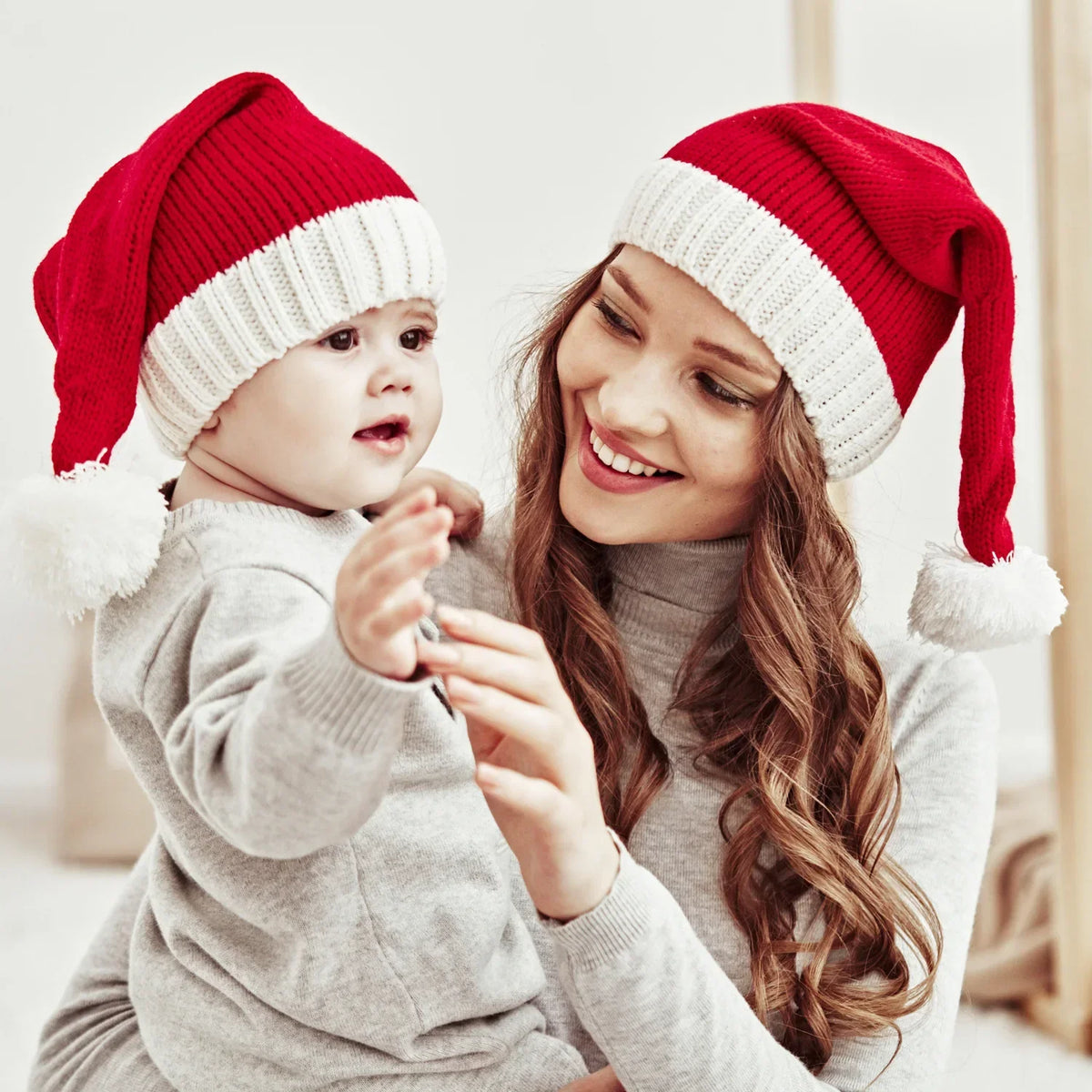 Gestrickte Weihnachtsmütze mit Bommel – Erwachsene und Kinder